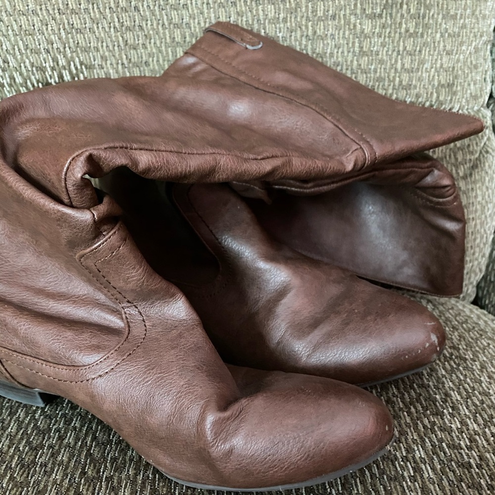 Brown pointed boots